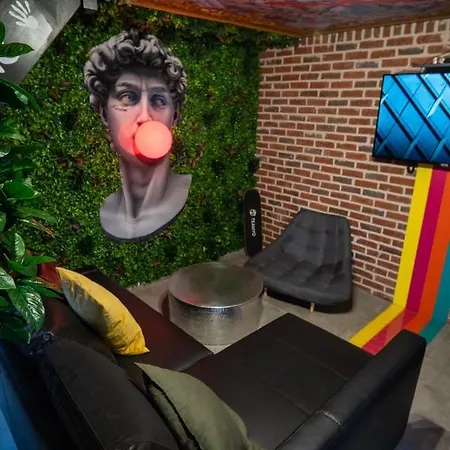 Apartment Capsule Art Deco: Luxe Entertainment With Jacuzzi